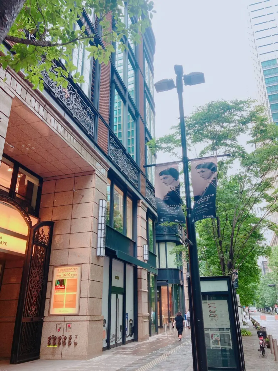 丸の内仲通り、ガブリエルシャネル展