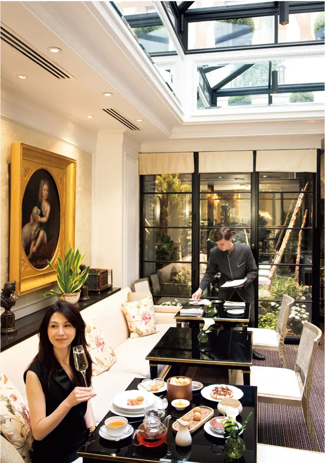 世界一のパティシエール、ジェシカ・プレアルパトさんによるアフタヌーンティー。英国式とは違い、サンドイッチなどのサレ（塩味）系はなく、厳選された果物、穀物などからなるヘルシーなスイーツが、コース料理のように順に運ばれる。1人分€65（シャンパーニュつき€85）