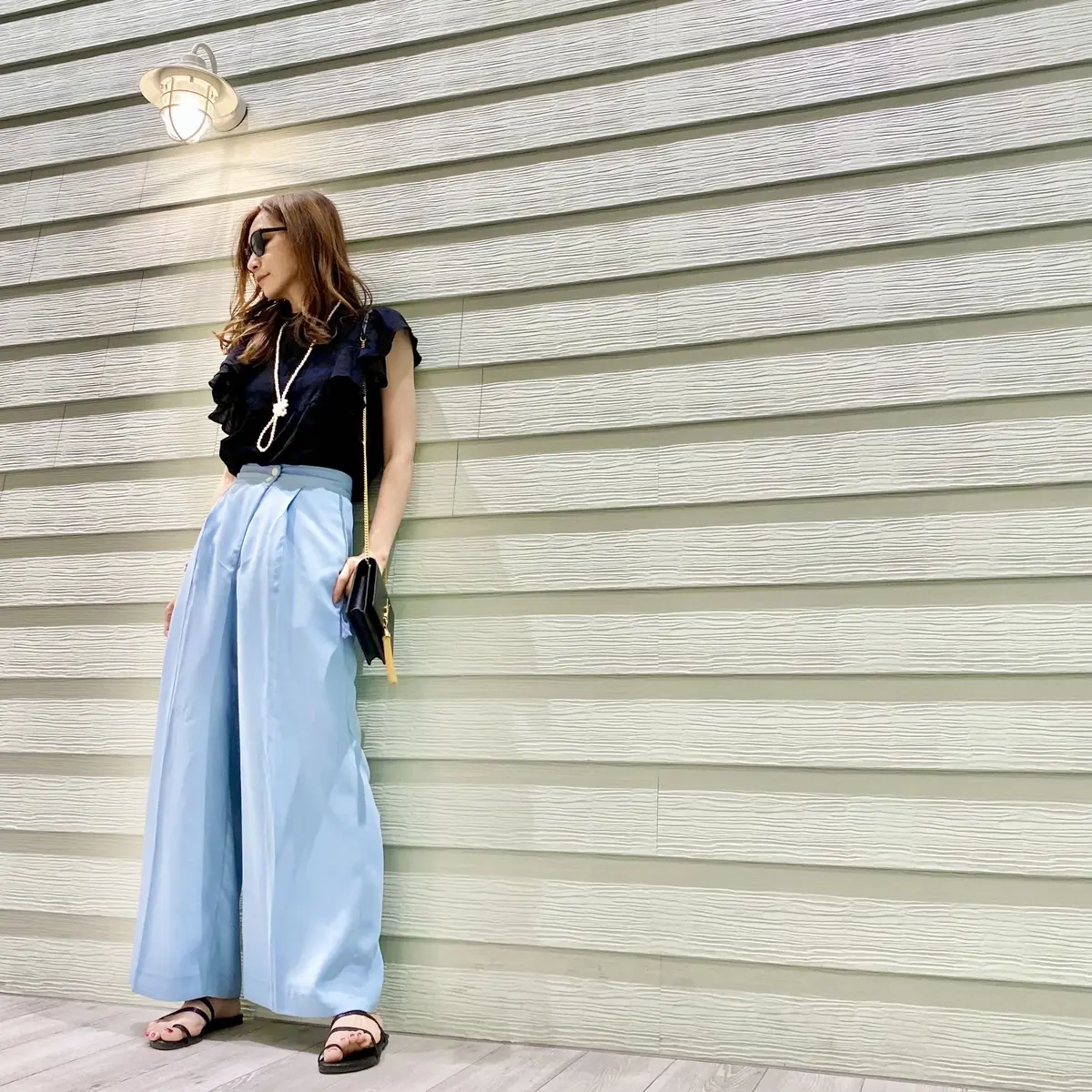 水色ワイドパンツに黒ブラウスでコーデ