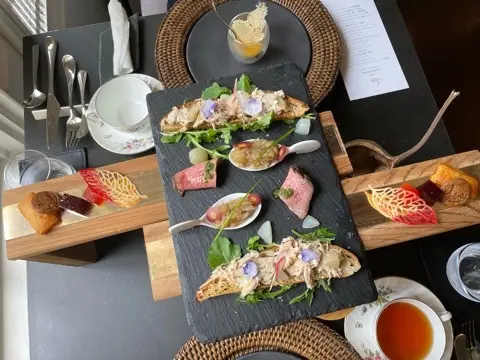 ご覧ください、この美しさ！味もさることながら、目の保養にもなるお料理の数々。あまりにも幸せな気分になってずーっと余韻に浸っていました。