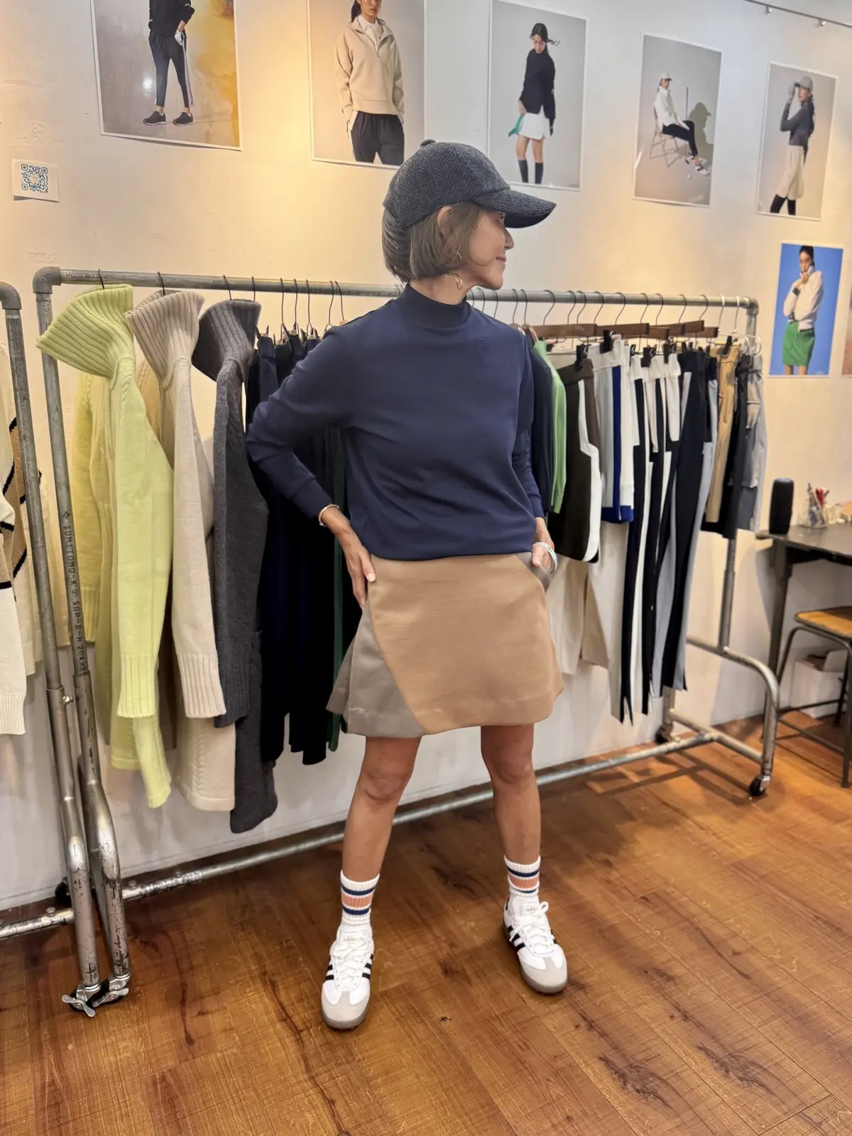 TMG 秋冬おすすめゴルフコーデ モックネックのロングTシャツ　スカート　キャップ
