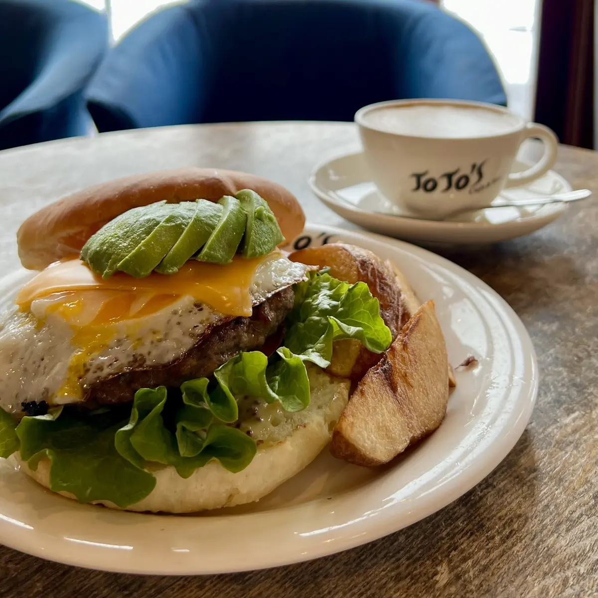 ニセコのカフェ「JoJo's Cafe＆Bar」のハンバーガーとカフェラテ