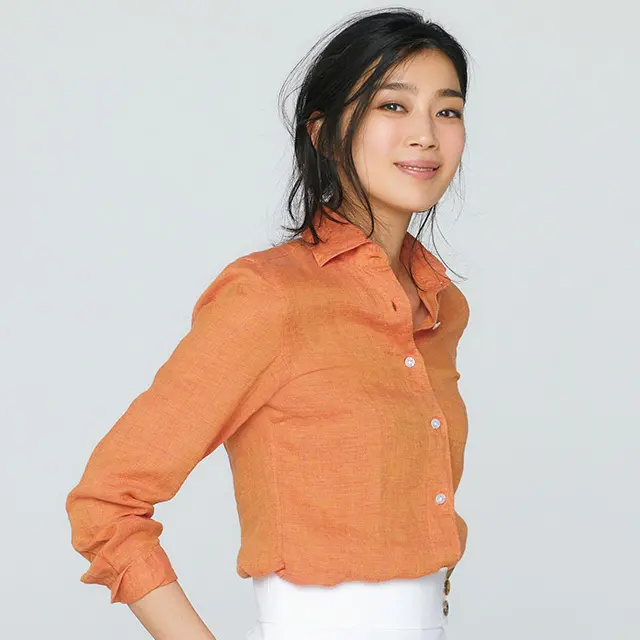 シャツ￥33,000（参考価格）／アマン（フィナモレ）　スカート￥18,000／エストネーション