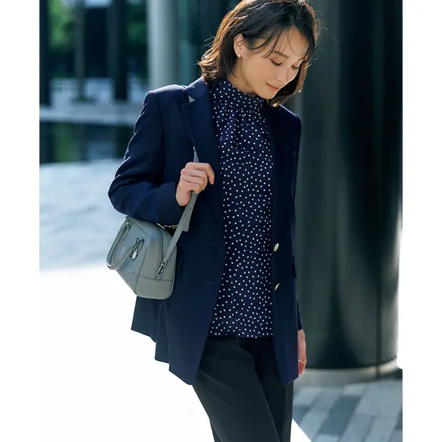 コンサバにならない ネイビージャケットの着こなし