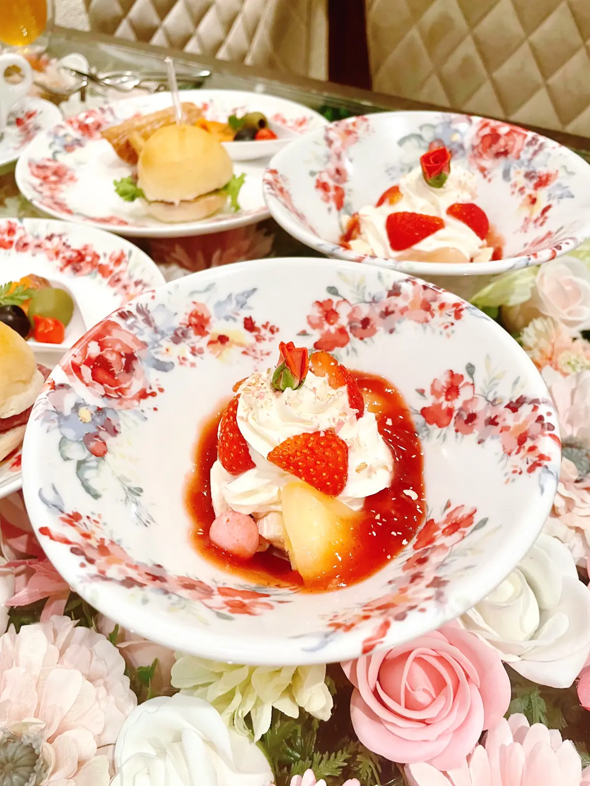 Afternoon Flower Lounge Tea Bloomy 銀座店、カンノーロ、美味しいアフタヌーンティー、美味しいランチ、美味しい女子会、可愛い女子会、映えるアフタヌーンティー、お花のアフタヌーンティー、ミシュラン星付きシェフ監修、ロブションシェフ監修、ムース、いちごムース、ヨーグルトムース、ピスタチオ、いちごマカロン、苺マカロン、ココナッツ、ココナッツプリン、パンナコッタ、苺パンナコッタ、いちごパンナコッタ、いちごゼリー、いちごジュレ、Tea Bloomy 銀座店、 アフタヌーンティー フラワーラウンジ ティーブルーミー、アフタヌーンティー、お花のアフタヌーンティー、アジアンフラワー、アジアンフラワーアフタヌーンティー、 、アジアン、アジアンテイスト、アジアンインテリア、お花のテーブル、コーヒー、カフェラテ、可愛いカップ、お花のカップ、可愛いカップ&ソーサー、コーヒーカップセット、飲み放題、フリードリンク、ドリンクブュッフェ、花柄カップセット、お花のカップセット、お花のカップ、花柄カップ、花柄カップ&ソーサー、選べるカップ、紅茶、アールグレイ、ハーブティー、アールグレイティー、お茶漬け、サーモン、サーモンのお茶漬け、鮭茶漬け、ハンバーガー、ローストビーフ、ローストビーフバーガー、サーモン、オリーブ、スイーツ、乾杯酒、スパークリング、デトックスウォーター、女子会、ワンピース、花柄ワンピース、モノトーンワンピース、モノトーン花柄ワンピース、ピンクワンピース、カンノーロ、ケーキ、シュークリーム、マカロン、タルト、チーズケーキ、いちご、マンゴー、イチゴ、苺、桃、