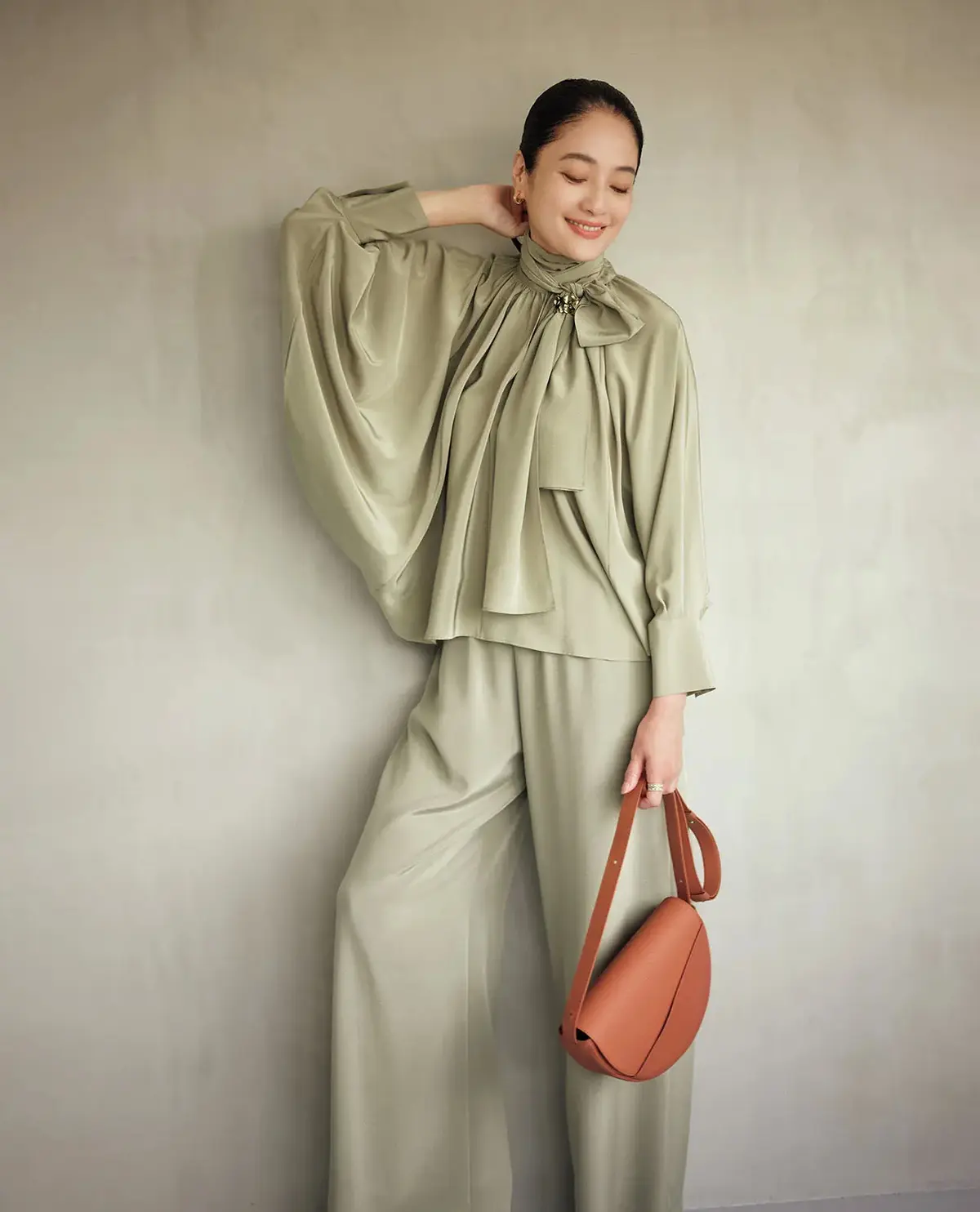 パンツだから今っぽいボウブラウスの流麗セットアップ