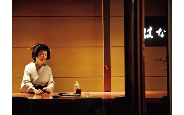 1階はカウンター席のみ。2階の座敷では月2回お寺の住職による説法も。「コロナ渦で困っているかたを助けたくて」と心優しい結さん