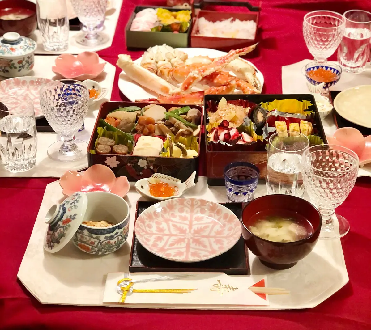 我が家のお正月テーブルコーディネートやおせち。メインはたらば蟹。