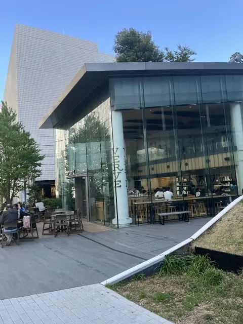 イエローを取り入れたジレコーデで娘とカフの画像_2