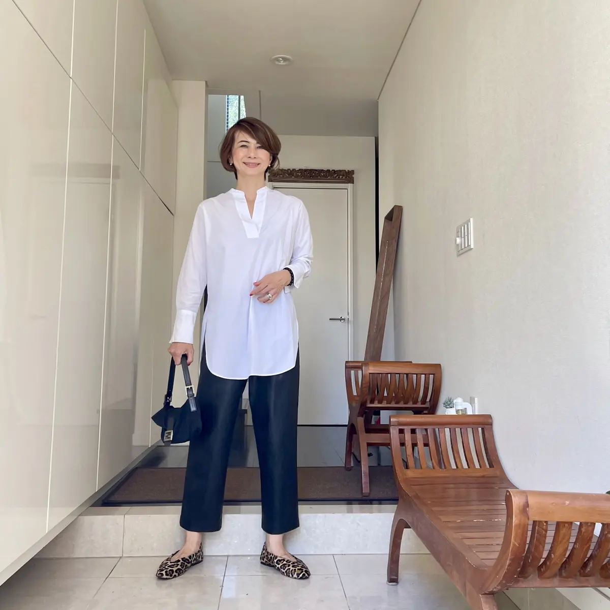 秋の、白シャツ✖️革パン コーデ3つの画像_3