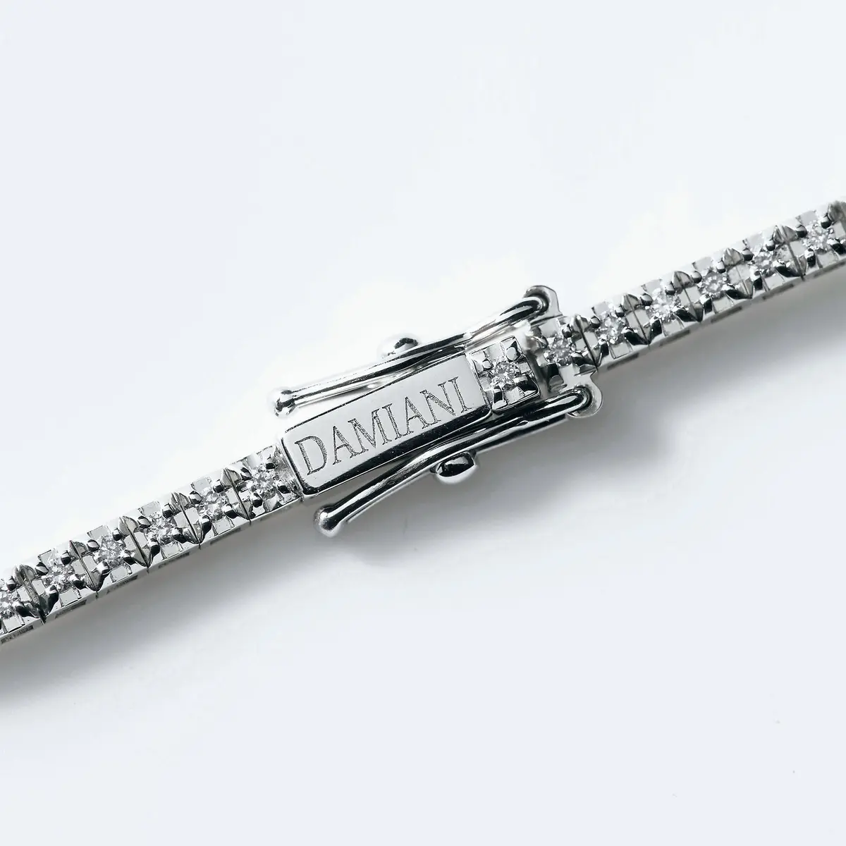 カバーモデル富岡佳子さんが纏う「DAMIの画像_7