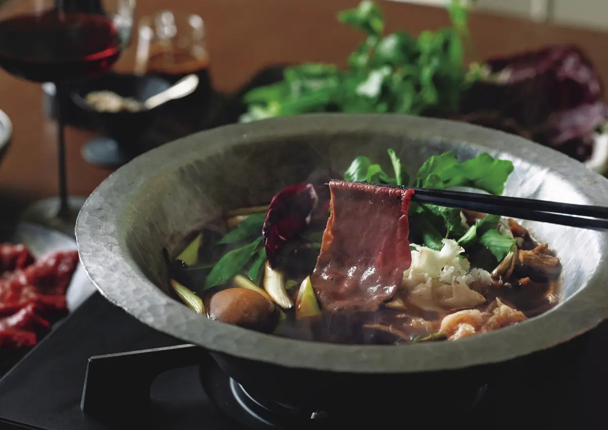 料理家・平野由希子さんが教える「ワインに合う鍋」２選【大人のごちそう鍋】　赤ワインしゃぶしゃぶ