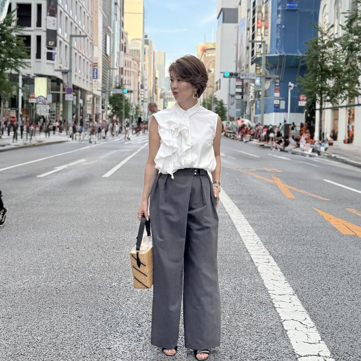 夏の街に映える白ブラウスとハンサムパンツの画像_2