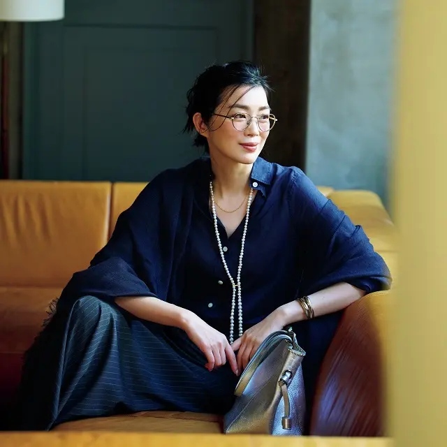 ネイビーリネンをキャンバスに、リュクスな輝きを重ねて