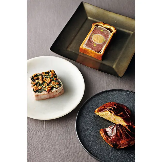 「ジビエのパテアンクルート」「美桜鶏のテリーヌ トリュフの香り」「オマール海老のパイ包み焼き」