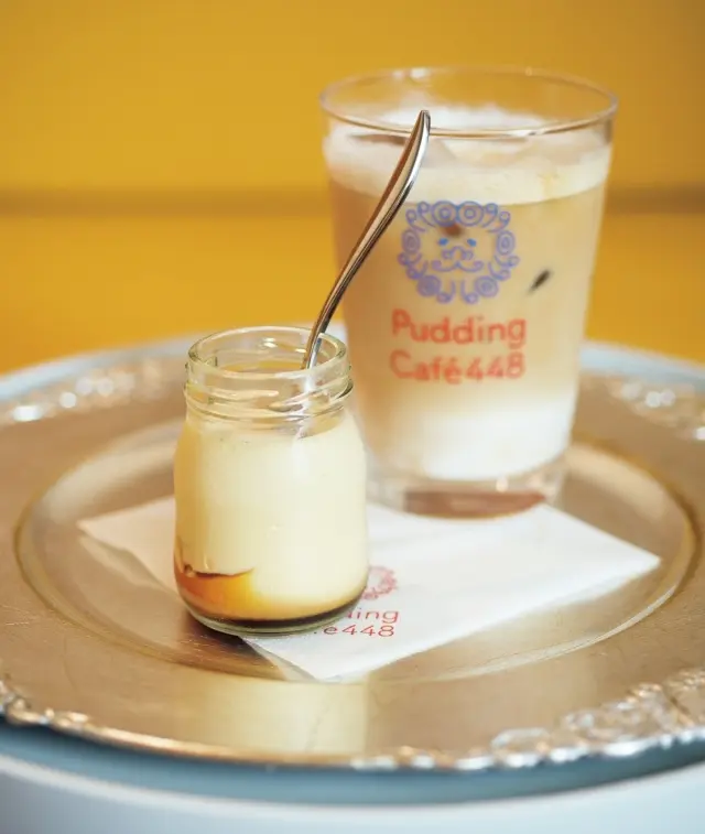 カフェではプリンと飲み物が楽しめる。アイスカフェラテ￥550