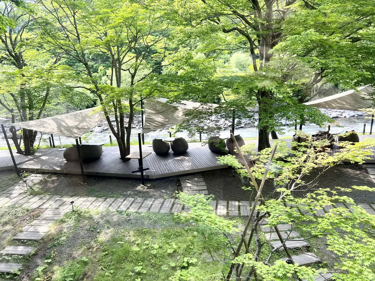 渓流沿いのテラス