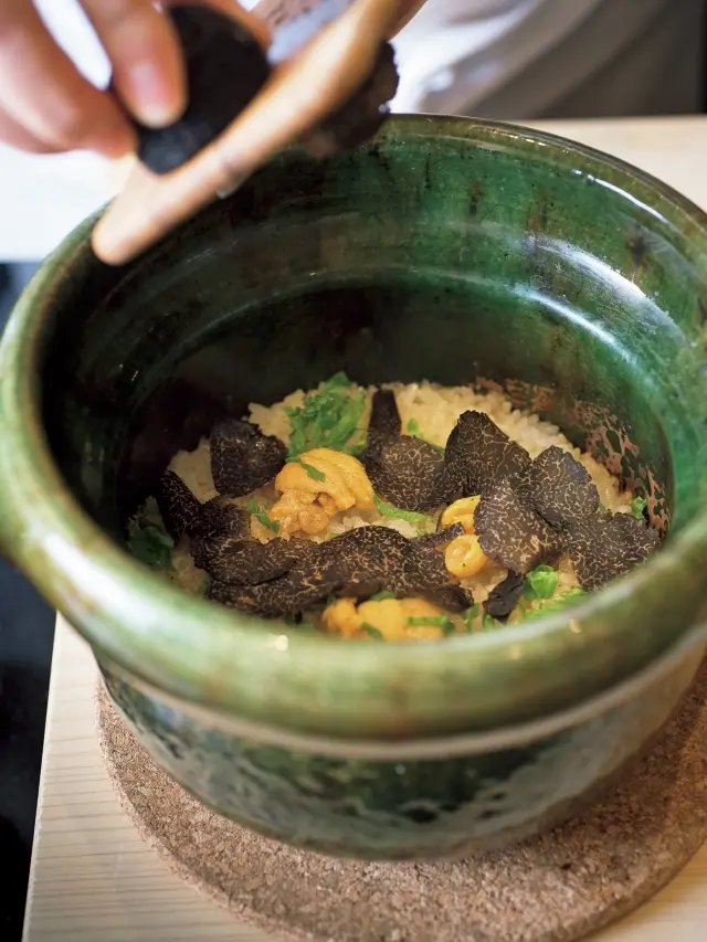 香港のお店でもスペシャリテとして一番人気の「ウニご飯」。炊き上がったウニご飯の上に、目の前でトリュフをたっぷりかけてくれる