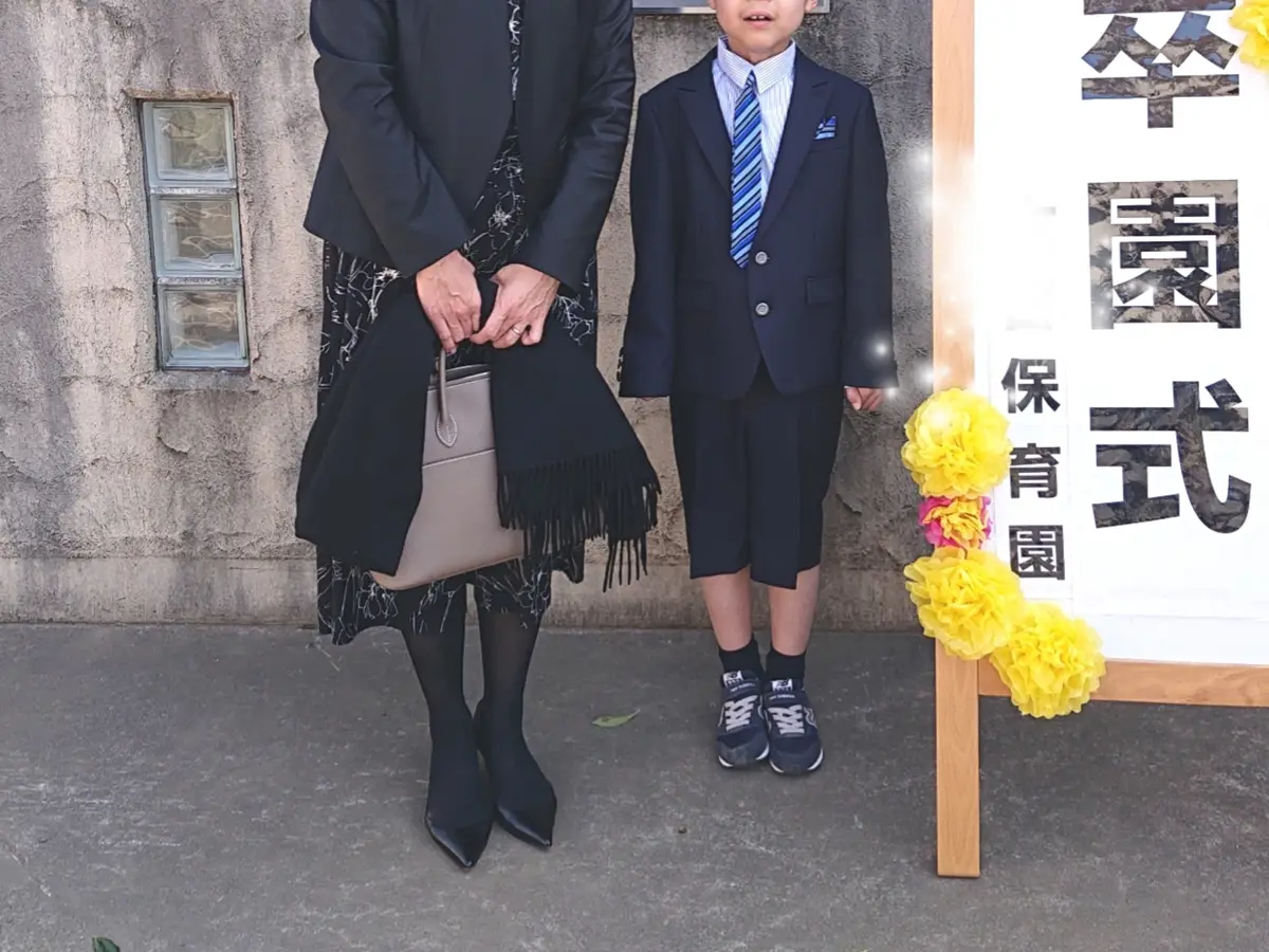 卒園式後門の前で