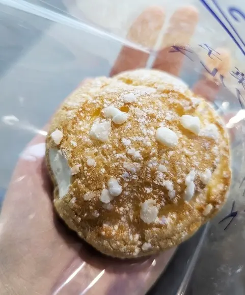 函館洋菓子スナッフルズ「千歳７番ゲート店限定　焼きたてオリジナルシュー」