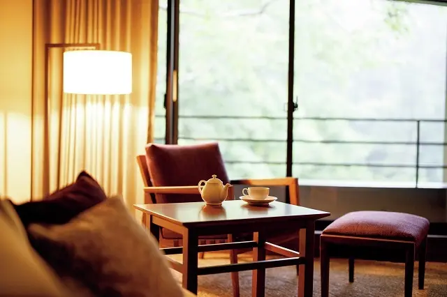 客室の大きな窓からは一面に広がる木々を望める