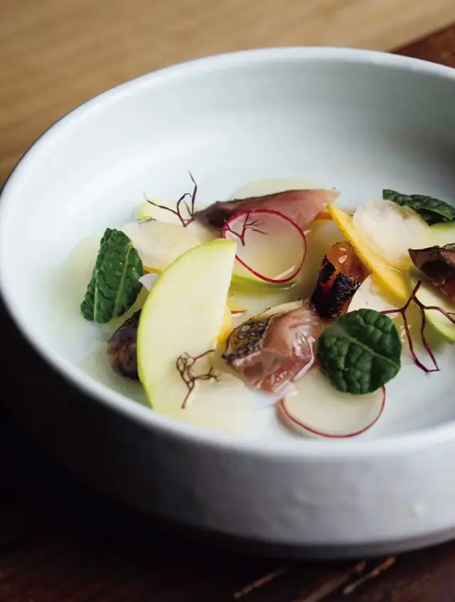 昼のコースW59,000（7品）と夜のコースW89,000（9品）から。締めにかまどで炊いた釜めしがつく。