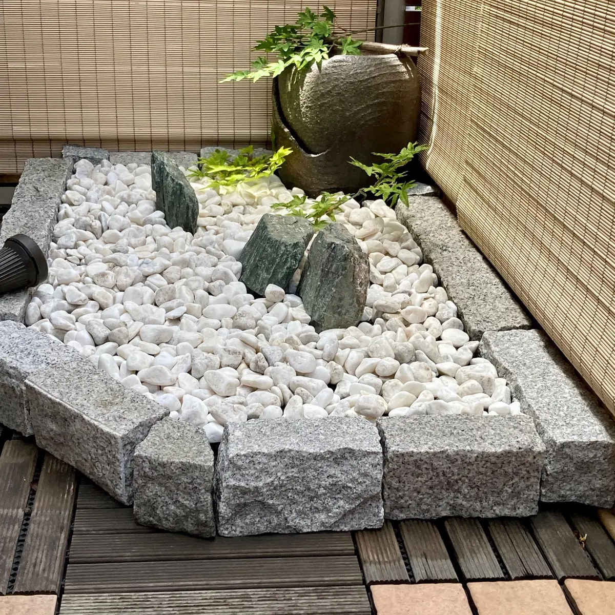 ベランダの一角の坪庭