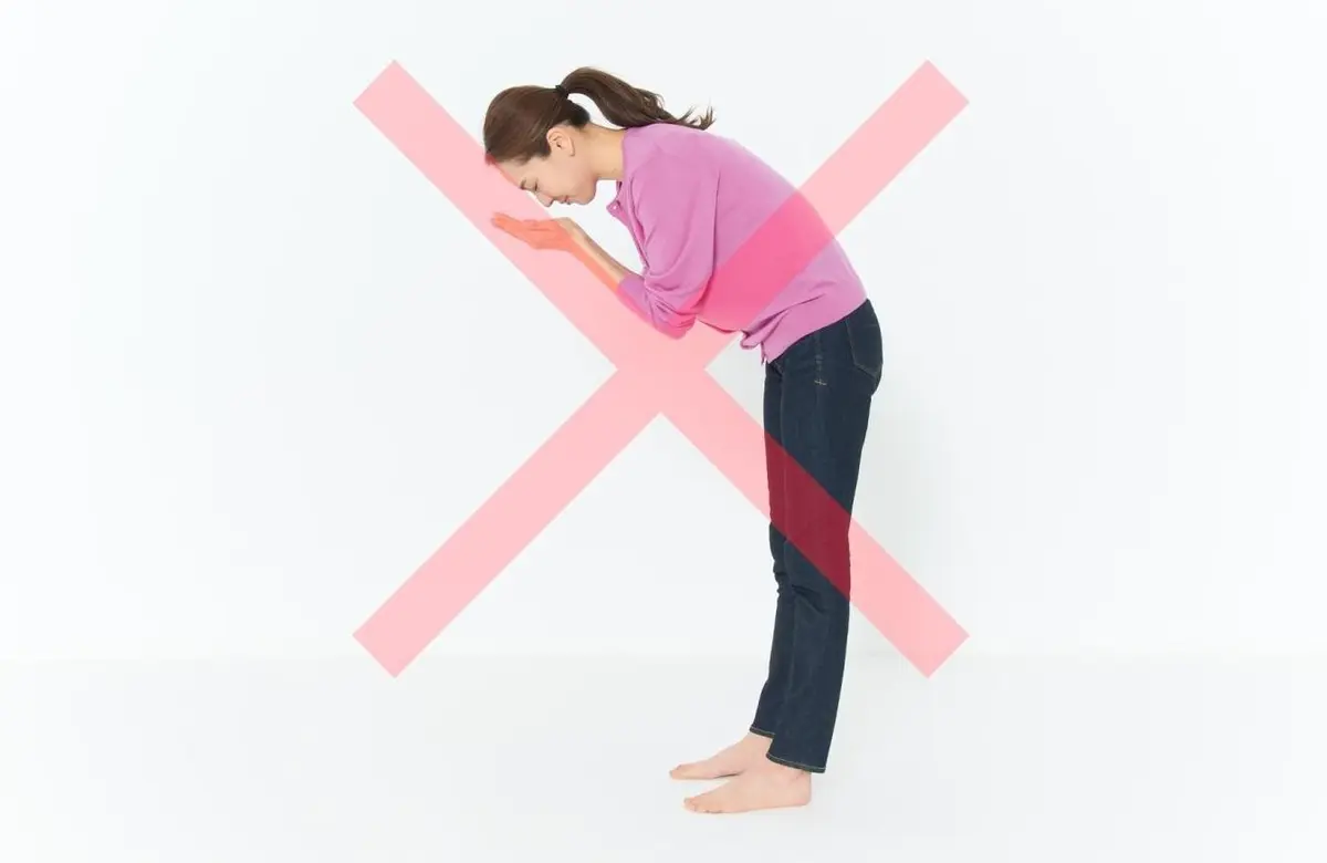 OurAge×Webエクラ　洗面台で顔を洗うとき、膝を曲げず、背中や腰を丸めて前屈み姿勢になると、腰に負担をかけるのでNG。