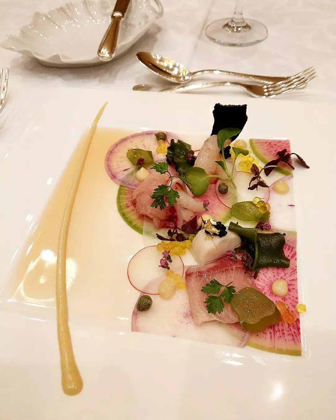 ボタン海老、鰤、ホタテ貝のマリネ　生味噌たまりのジュレと吟醸仕込み誉のヴィネグレット