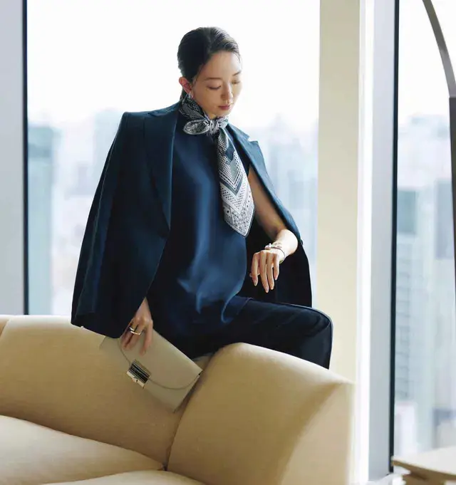 細く流れるシルクカシミヤが聡明なエレガンスを物語る