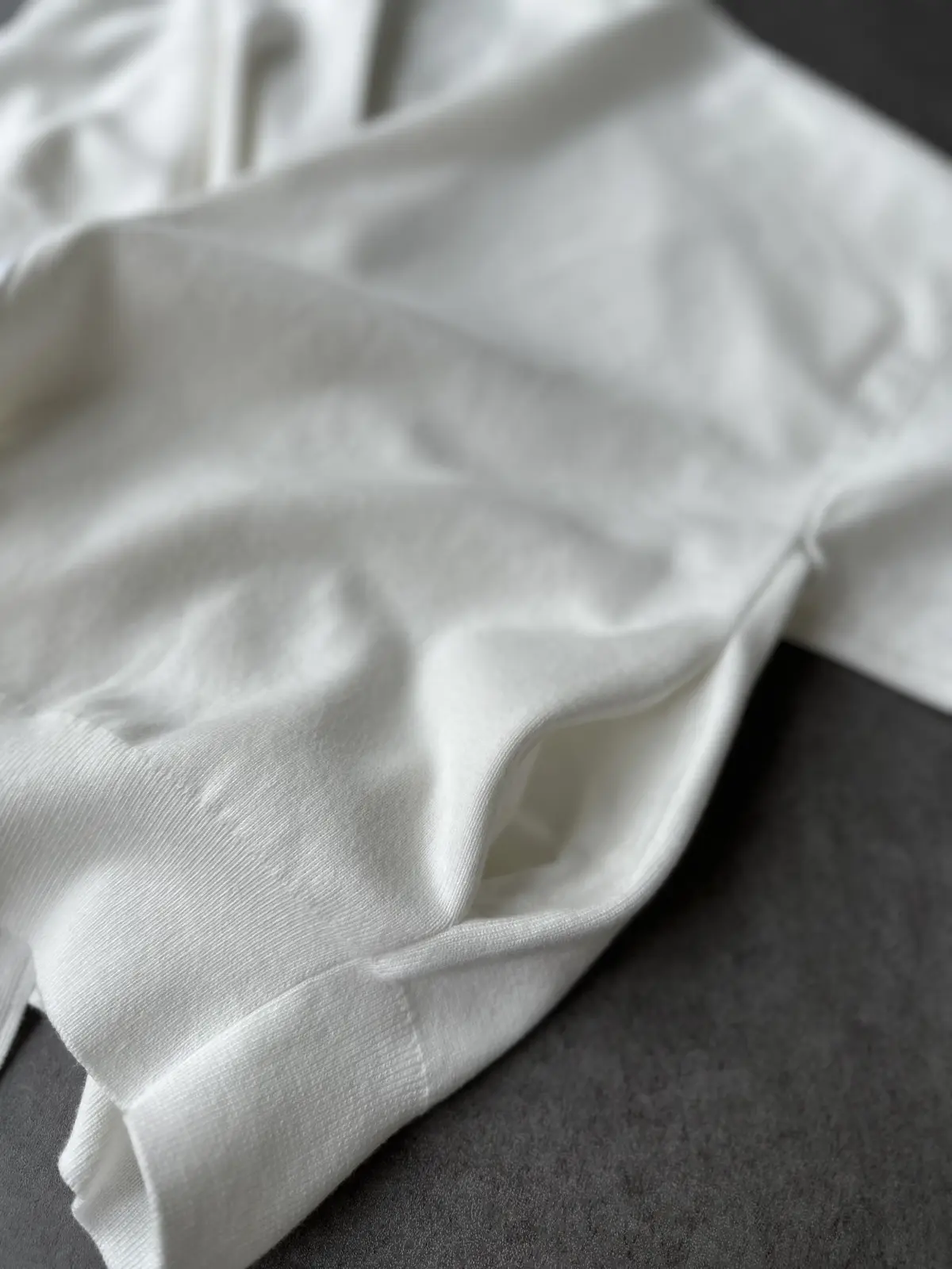 E by éclatの「Vネックスナップの画像_6