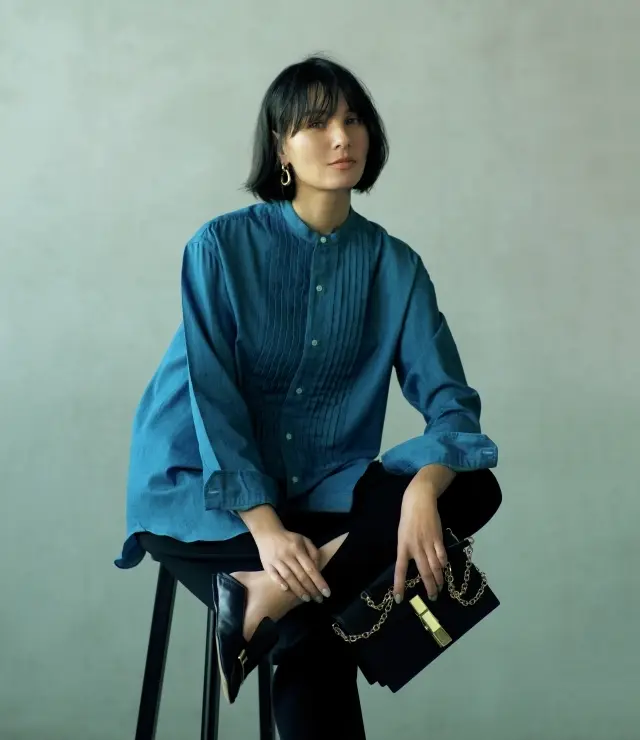 デニムシャツをモダンに昇華する繊細なピンタックのバンドカラー