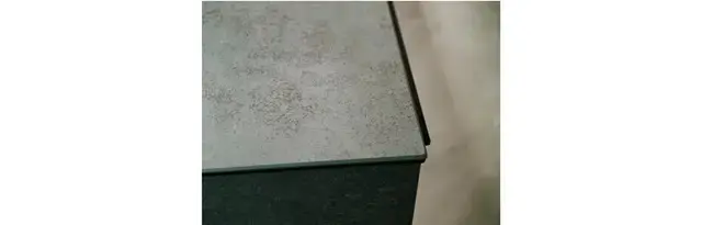 人気の理由がこのセラミックトップ。写真はニュアンスのあるマットな仕上げで光の当たり方で表情が変わる