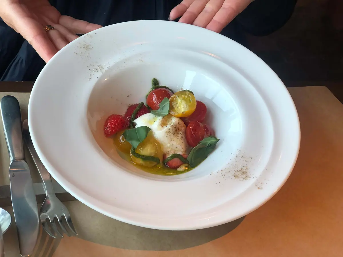 プラータチーズカプレーゼ。2色のプチトマトとバジルと苺を添えて。