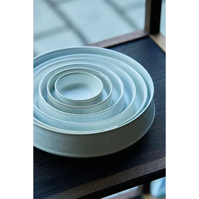 「シンプルで色のない器が好み」と、扱う器はほとんどが白磁。