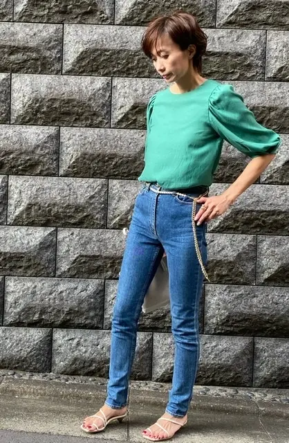 鮮やかグリーンのバックシャントップスの画像_1