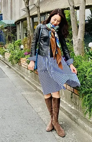 ワンピースとレザージャケットの組み合わせ