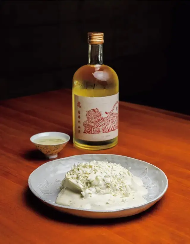 シェフいち押しの伝統酒「ラン」はワインのようなフルーティな味わい。「チャメ（マクワウリ）ブラッタ」W24,000と合わせて