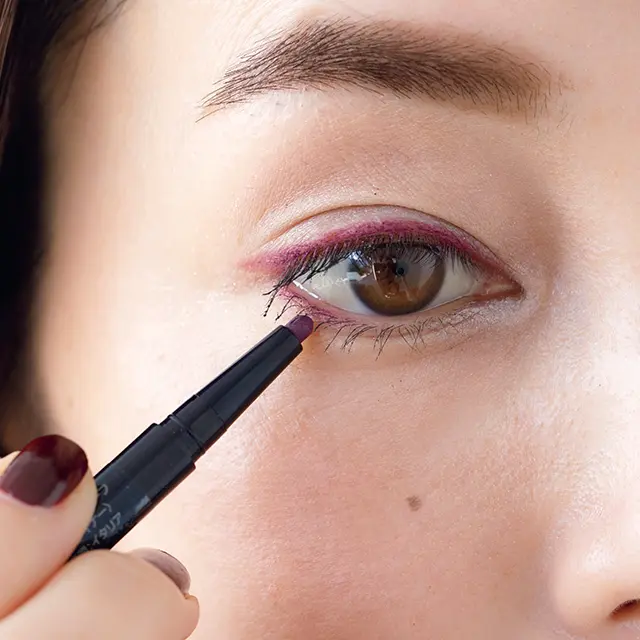 下まぶたの目じりにふわり。 たるみ目が優しい色香に変わる