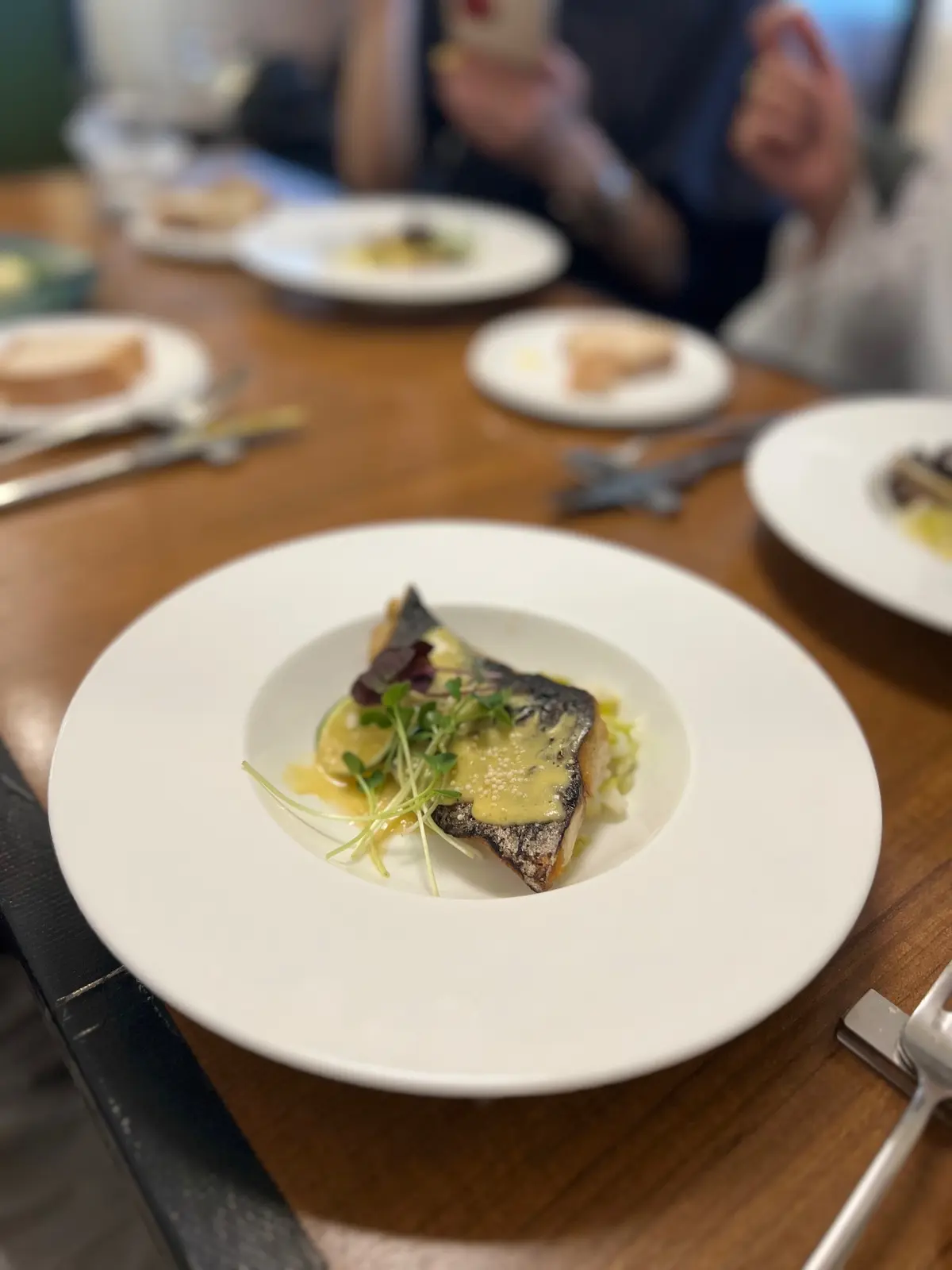 メインのお魚料理。柑橘系のソースでさっぱりと。