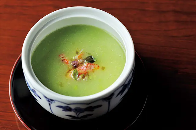 そら豆と毛ガニのスープ。カニの身がたっぷり入った贅沢な味