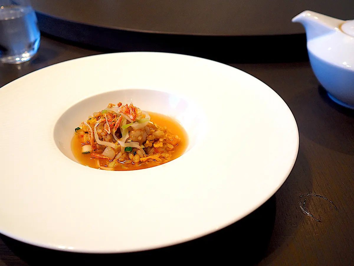 海の幸たっぷりのリゾート風焼飯　桜エビと浅漬けザーサイと共に