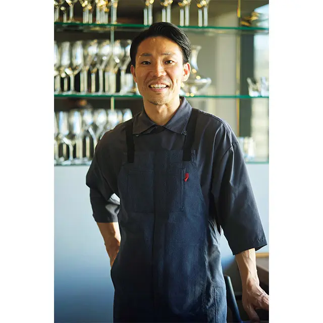 山川大輔シェフ。『ダノ イ高輪』『リナシメント』 の副料理長を経て現職