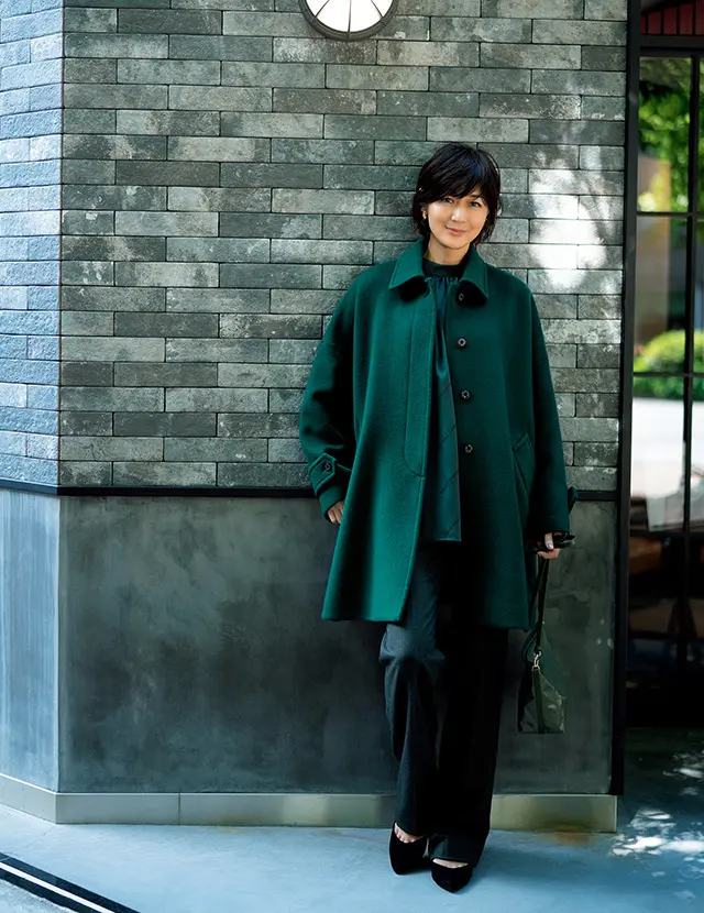 さりげなく、上品カラーのコートで仕上げる冬スタイル