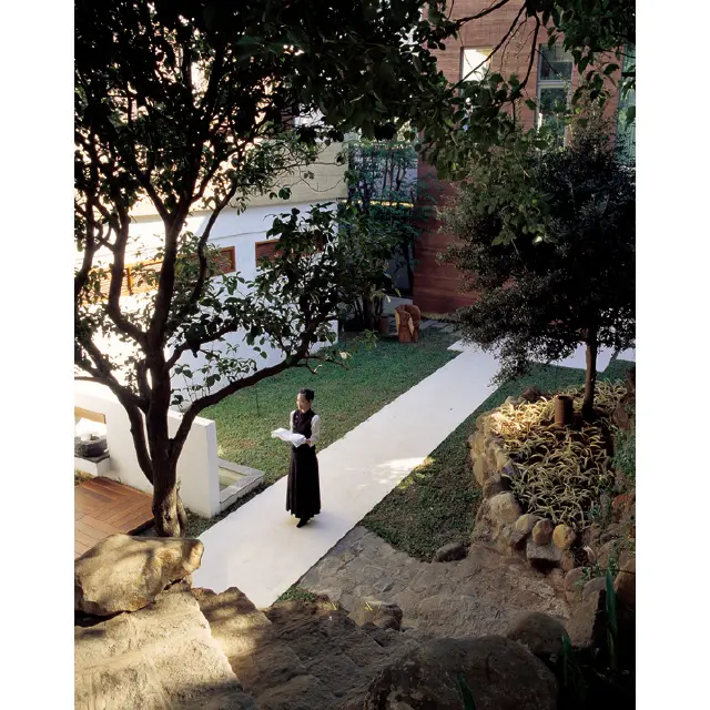 白い道や壁の整然さが調和する中庭