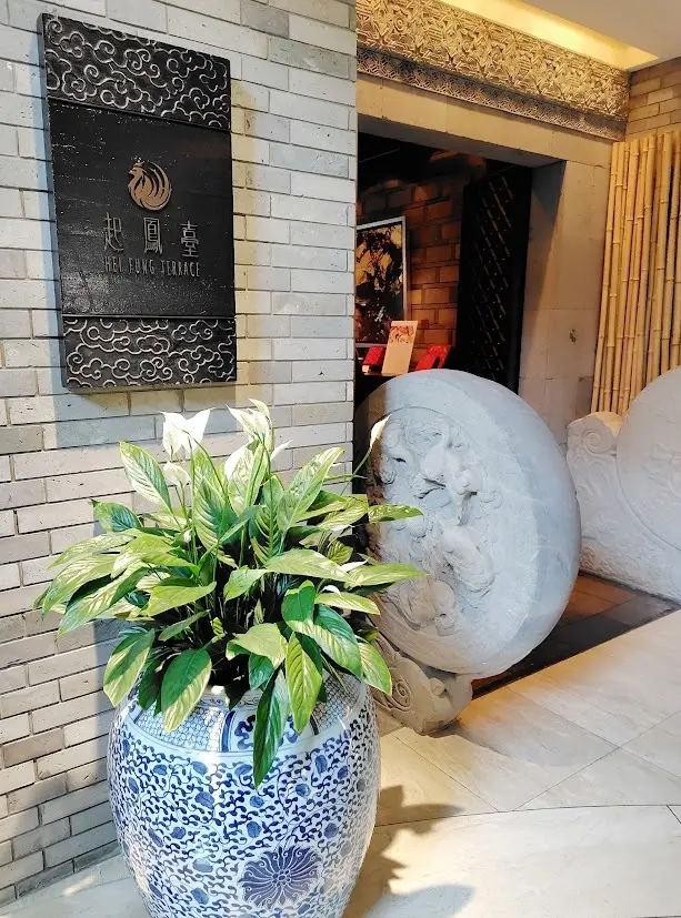 モノトーンスタイルでペニンシュラ東京ランの画像_1