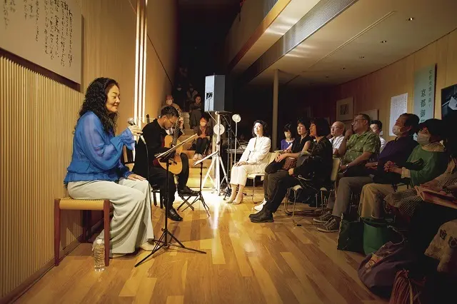 波多野睦美さんの朗読は音楽のように静かに流れ、詩の一句一句がしみ込んでくる