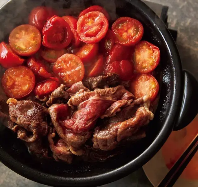 トマトの水分で牛肉をおいしく！　トマトすき焼き