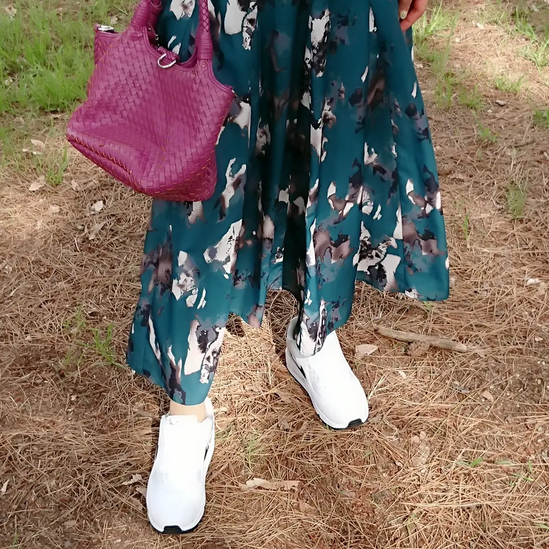 グリーンロングスカート   スニーカー  ピンクミニバッグ