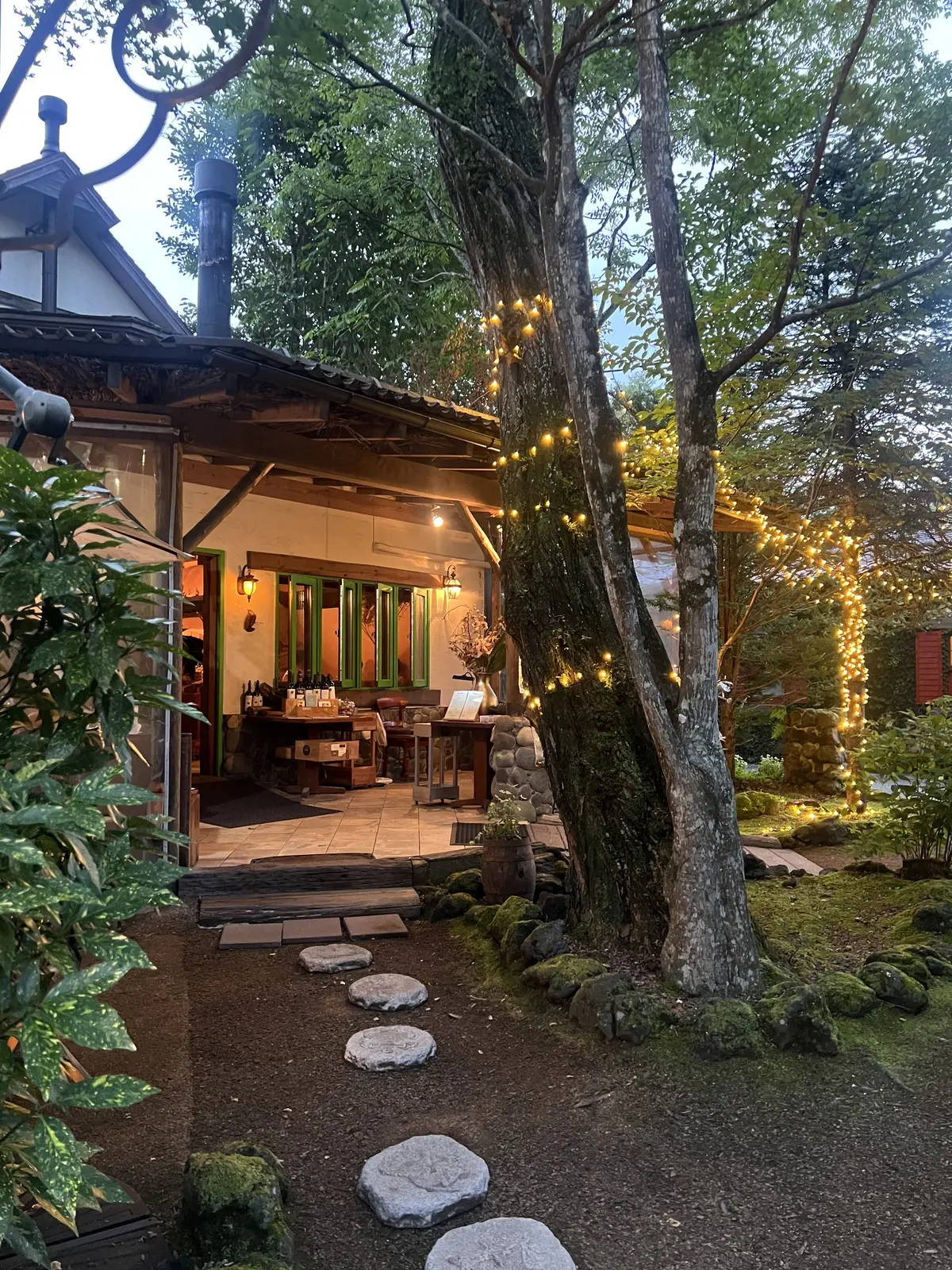 帰る頃には暗くなりライティングされたお庭はロマンチックに！